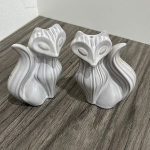 Beautiful Jonathan Adler cat salt and pepper shakers.